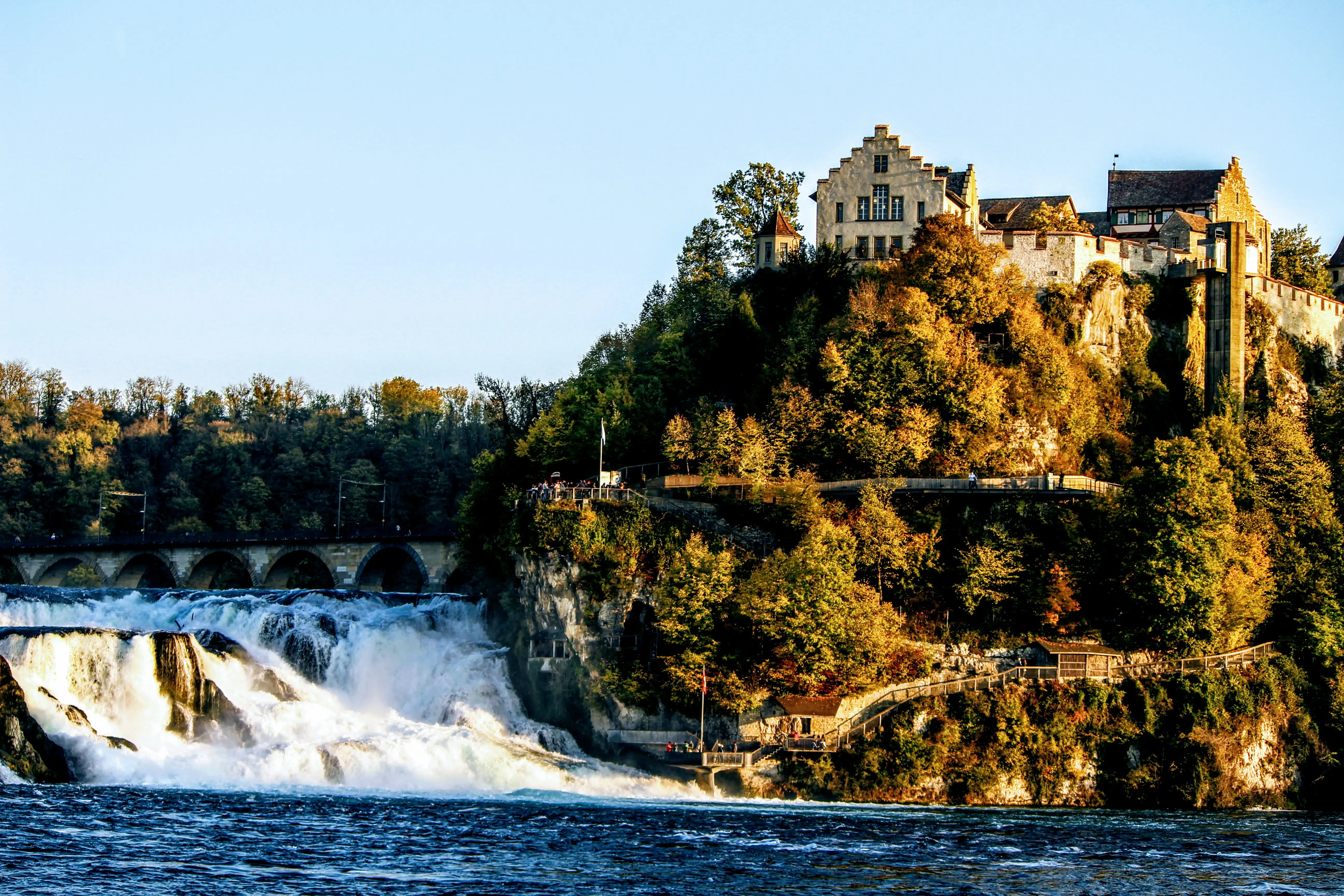 Blick auf ein Gebäude am Meer vor klarem Himmel.