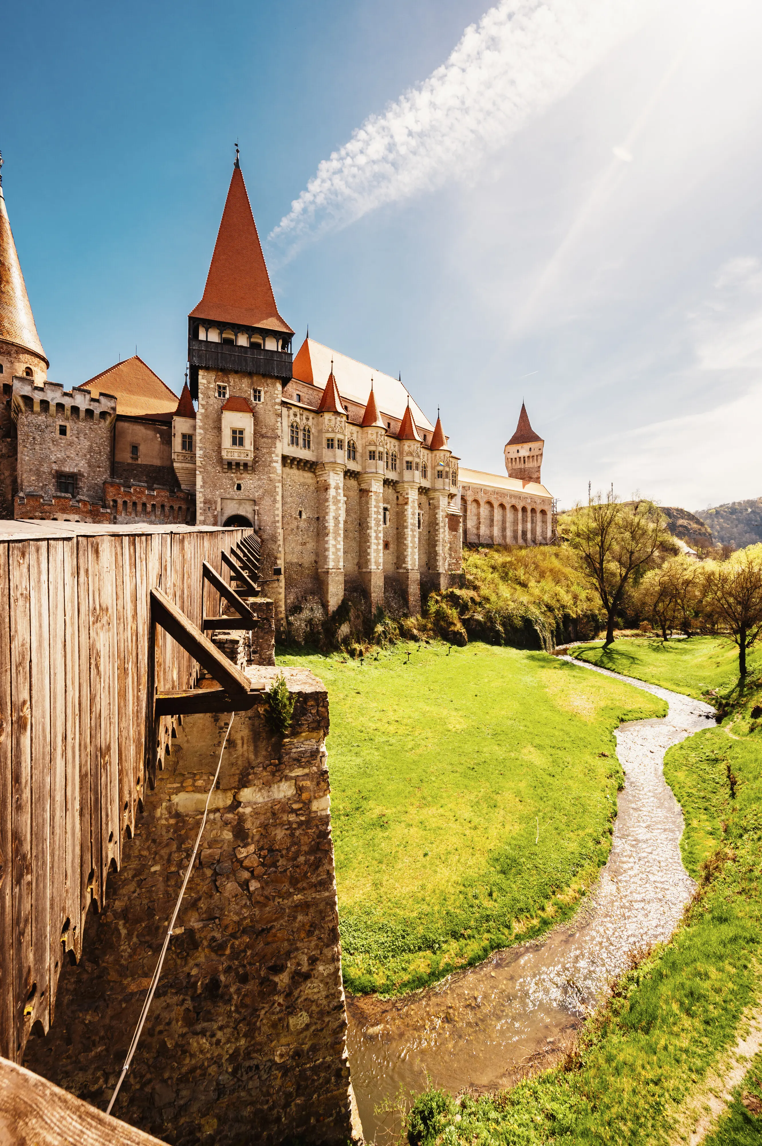Burg Corvin (auch Burg Hunyad) mit Holzbrücke in Hunedoara, Transsilvanien, Rumänien, Europa.